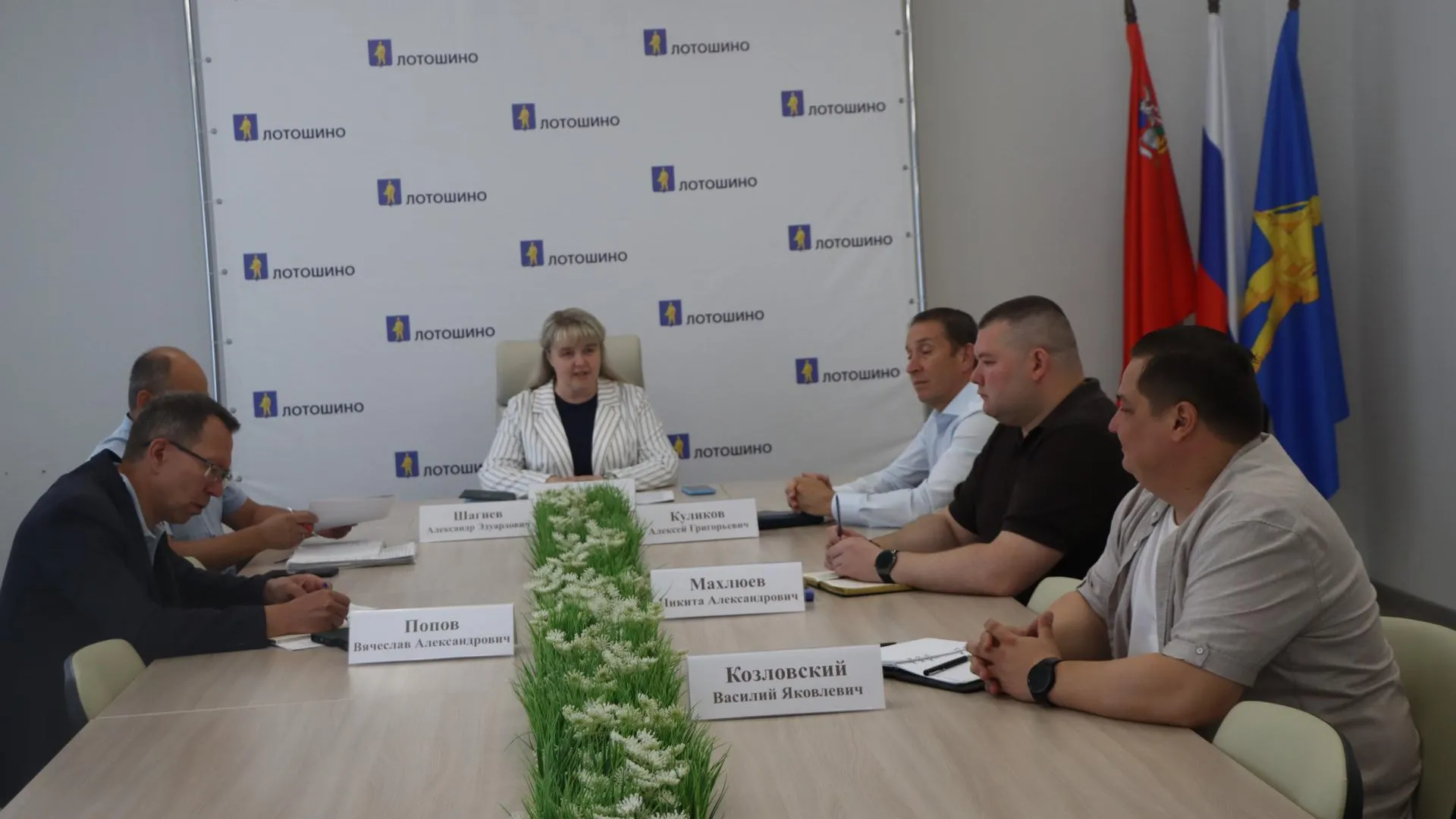 Глава Лотошина вручила три паспорта школьницам округа