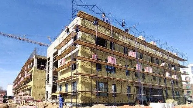 Строители приступили к устройству фасада здания детского сада в Мытищах
