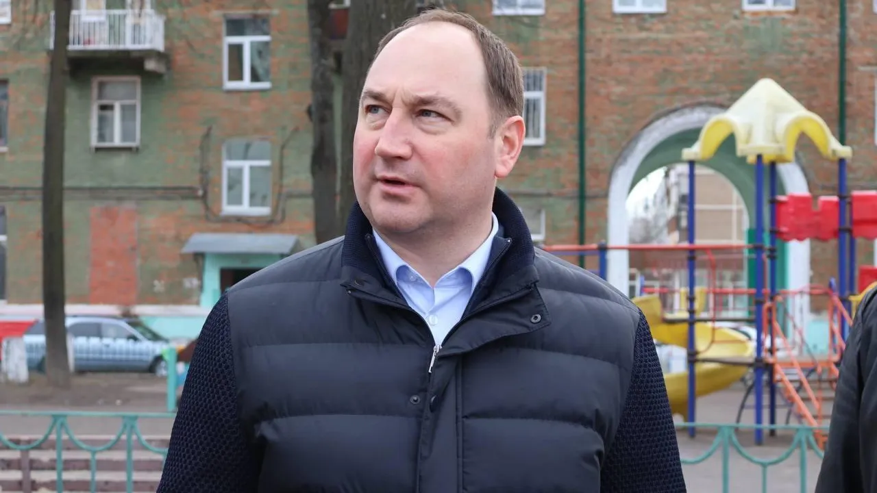 Глава Ступина проверил ход капитального ремонта крыши многоквартирного дома