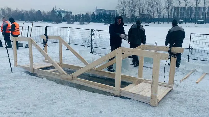 Водонепроницаемые гирлянды установили в купели в Котельниках