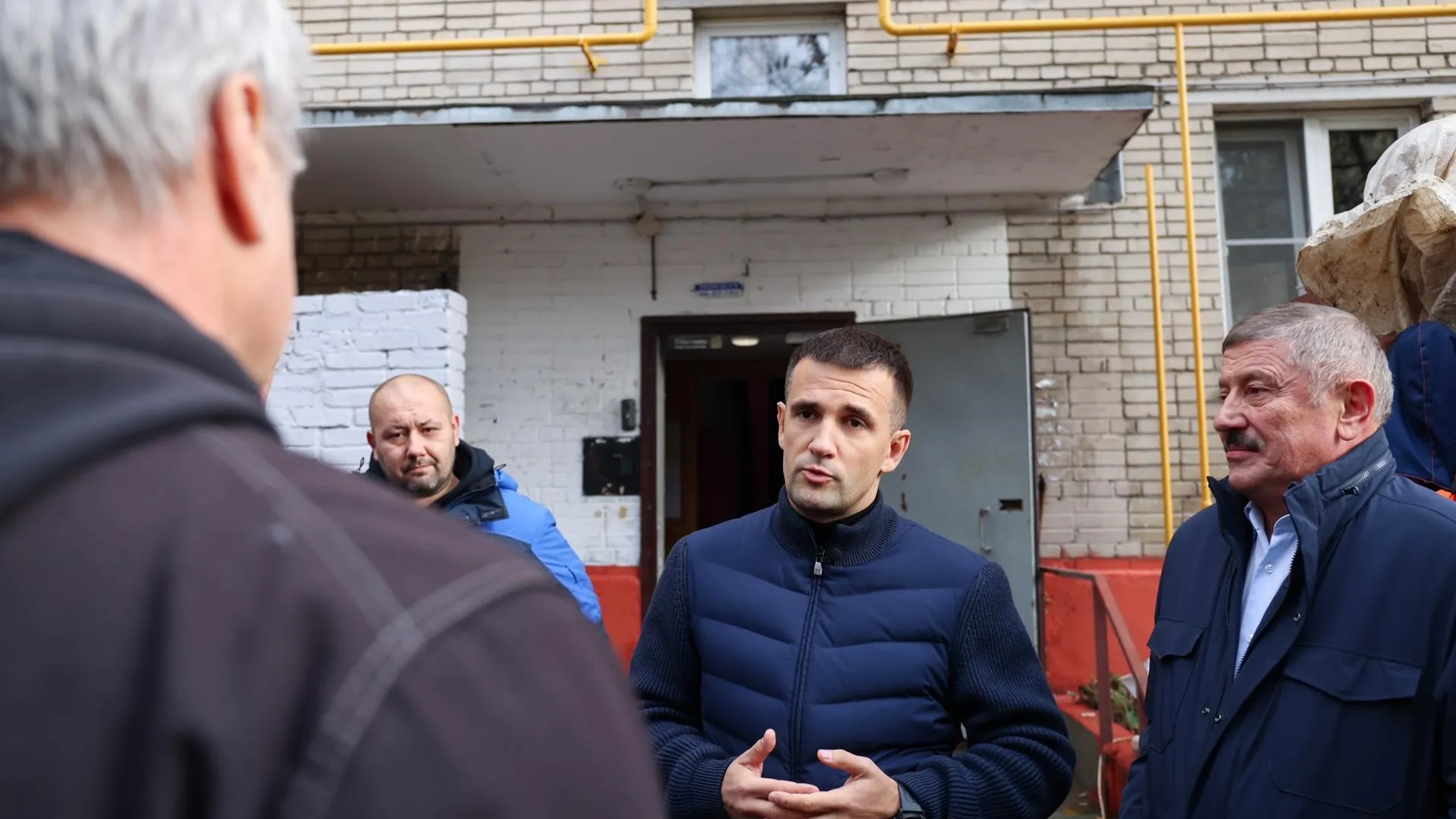 Глава Реутова проверил ход работ по замене газового оборудования в домах
