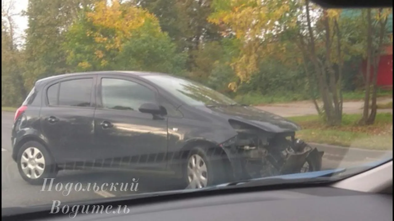 В Подольске иномарка врезалась в трос ограждения и вылетела на встречную полосу