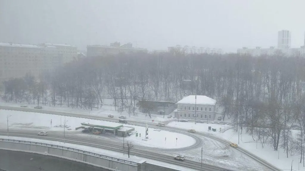 Сильная метель снова обрушилась на Москву