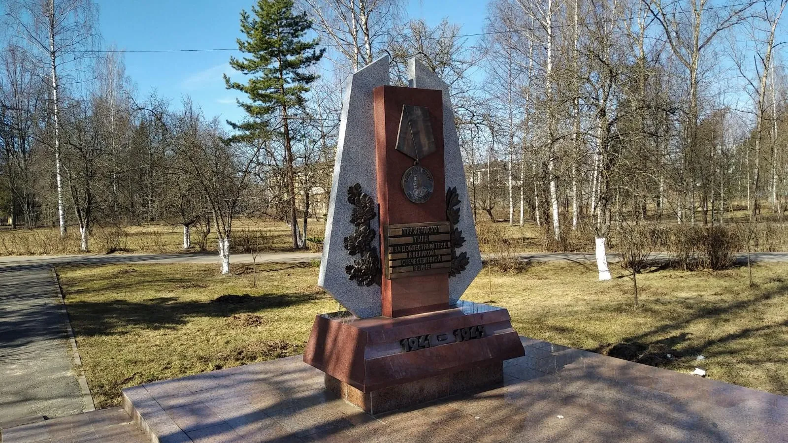 Обновление памятников к юбилею Победы продолжается в Дмитровском округе