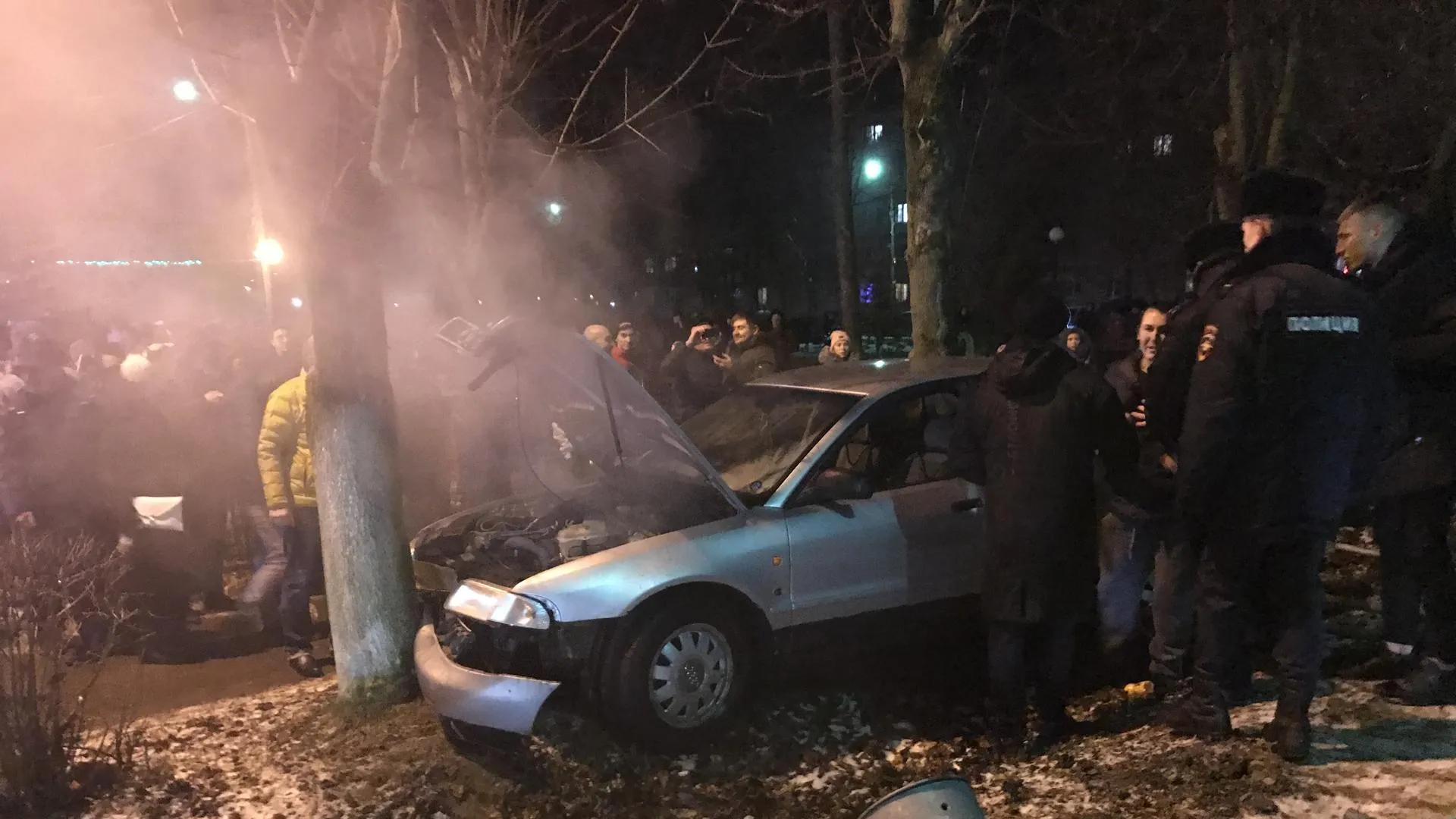 В микрорайоне Львовский Подольска пьяный водитель на Audi врезался в дерево