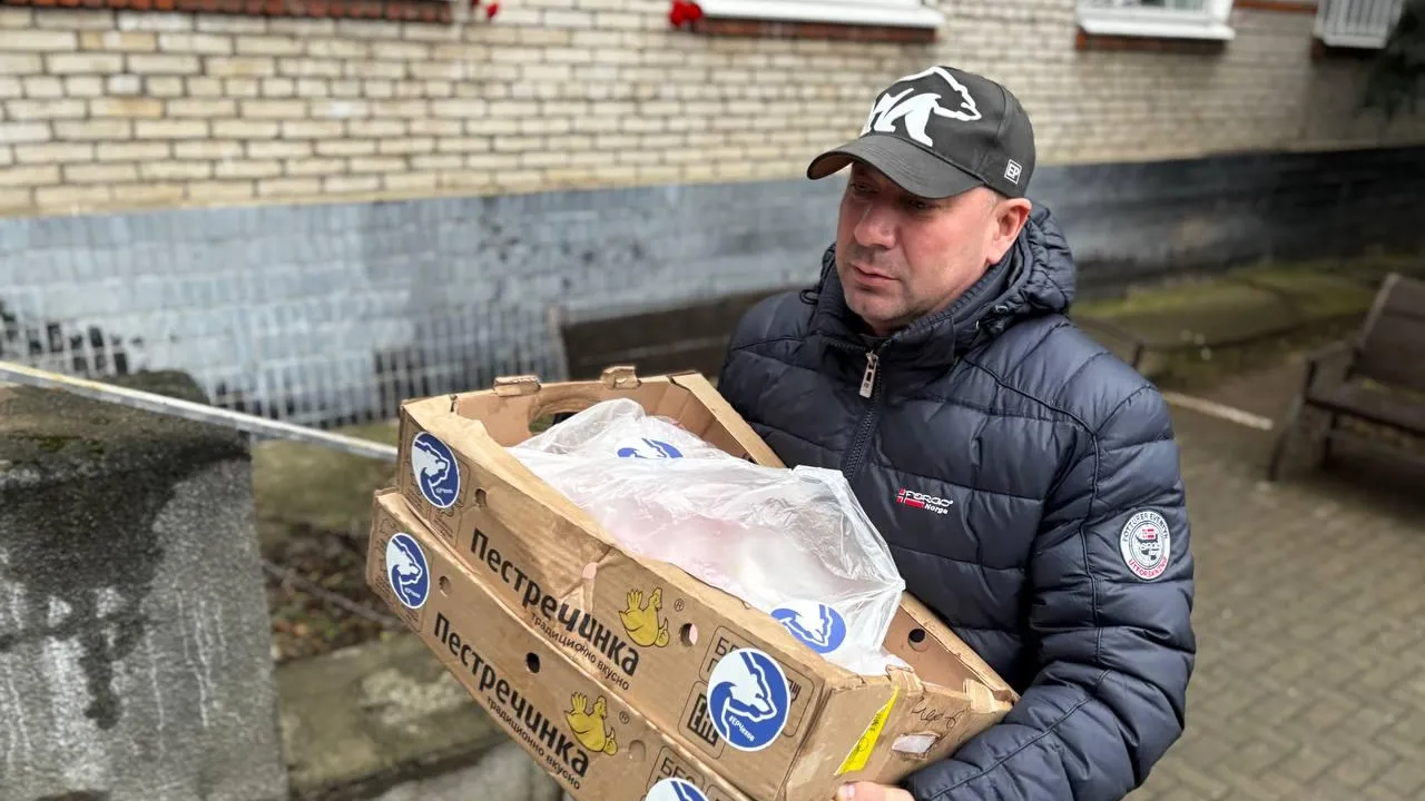 Единороссы Чехова передали гуманитарную помощь волонтерскому сообществу «Кашеварочка»