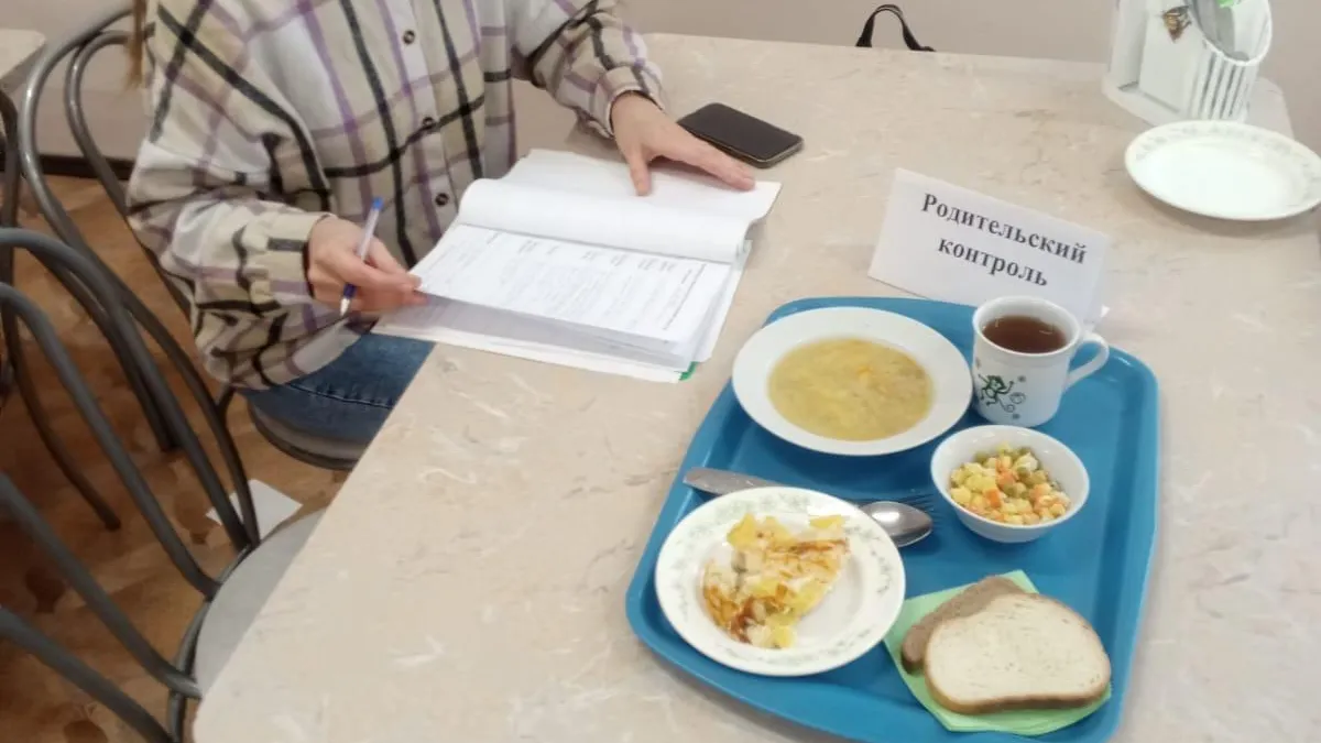 В гимназии № 4 Лыткарина родители проверили, чем питаются их дети