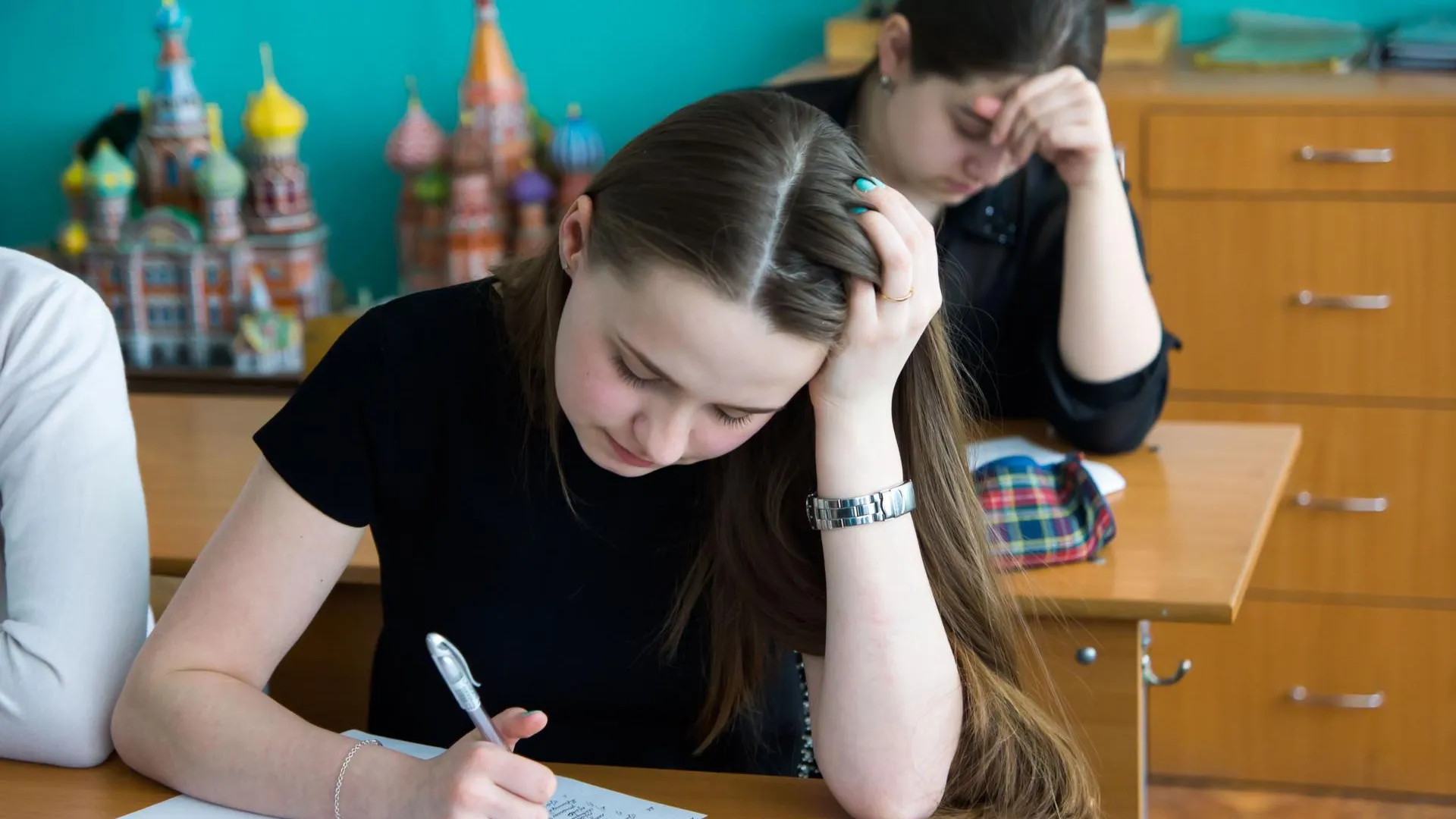 Более 2,2 тыс выпускников Подмосковья пересдали ЕГЭ во второй день
