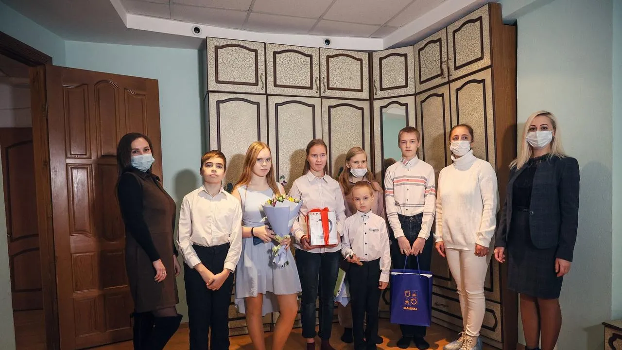 Ключи от трехкомнатной квартиры вручили многодетной семье из Балашихи