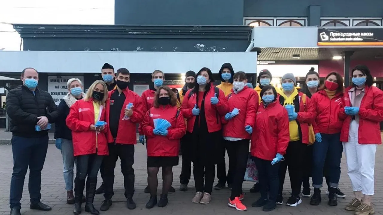 Волонтеры раздали маски на ж/д станции Подольска
