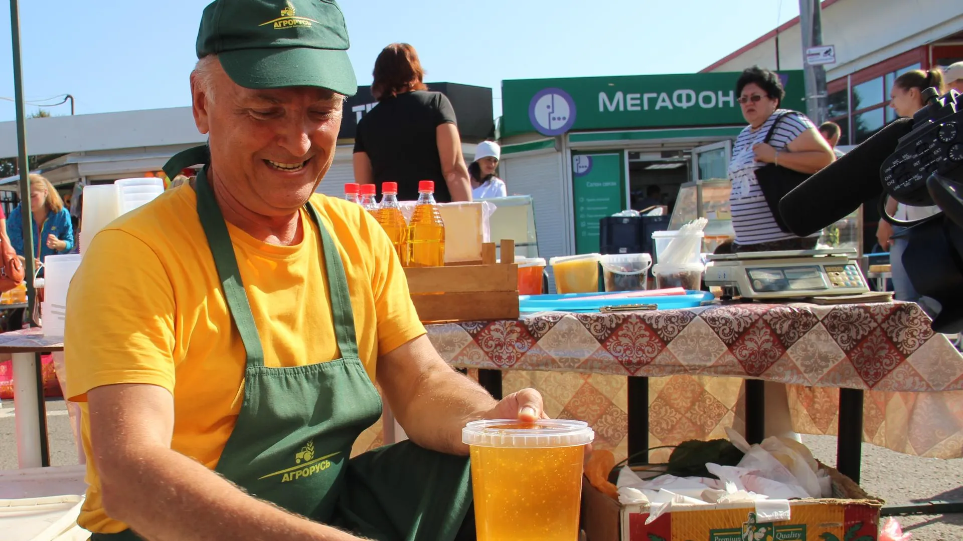 Гости и жители Шаховской могли купить алтайский мед и овощи на ярмарке в честь Дня города