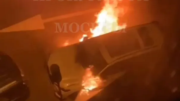 В Москве хулиганы сожгли люксовый автомобиль BMW Х7 во дворе дома