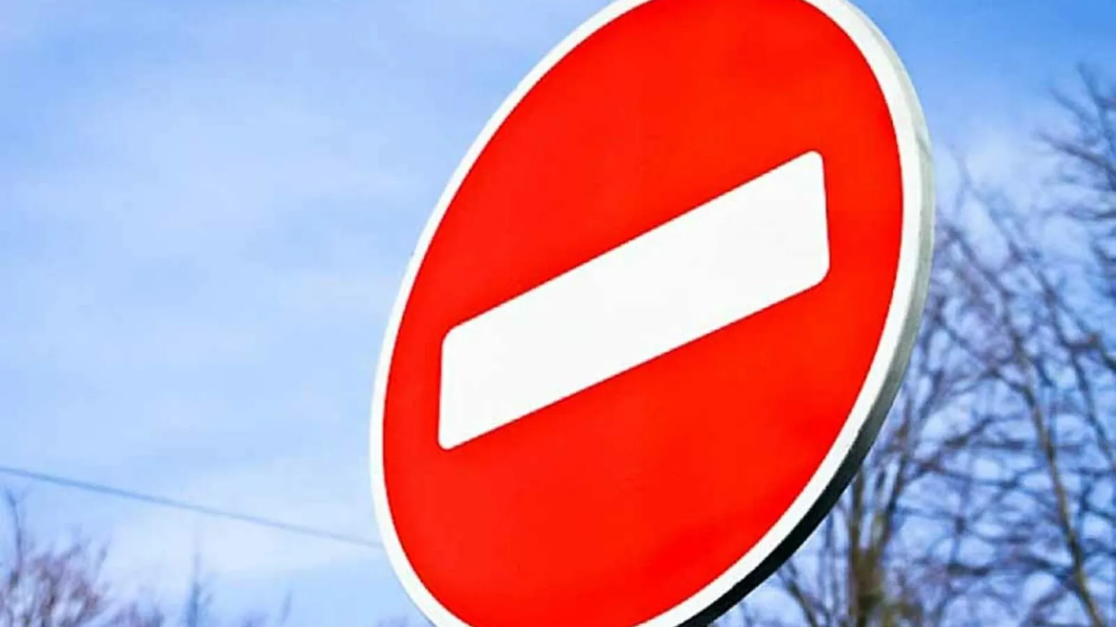 В Королеве продолжается установка новых дорожных знаков