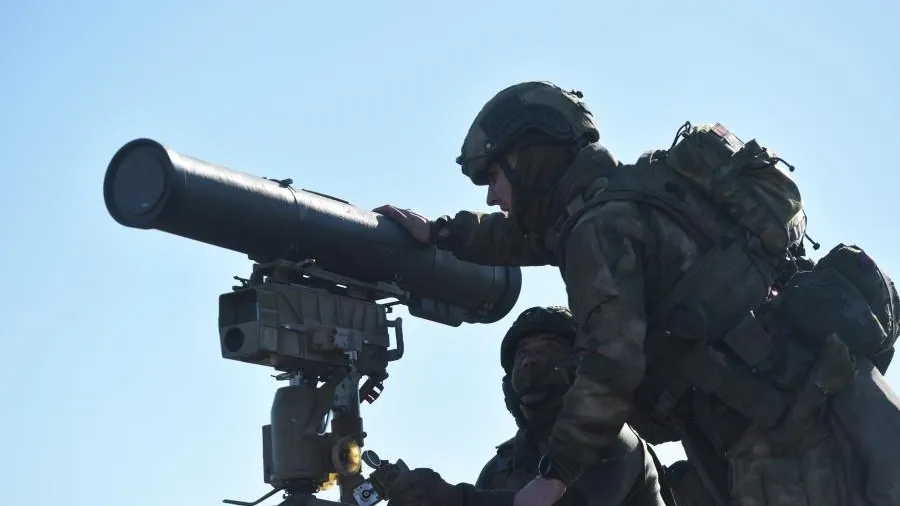 Российские военные подбили управляемой ракетой украинский БМП