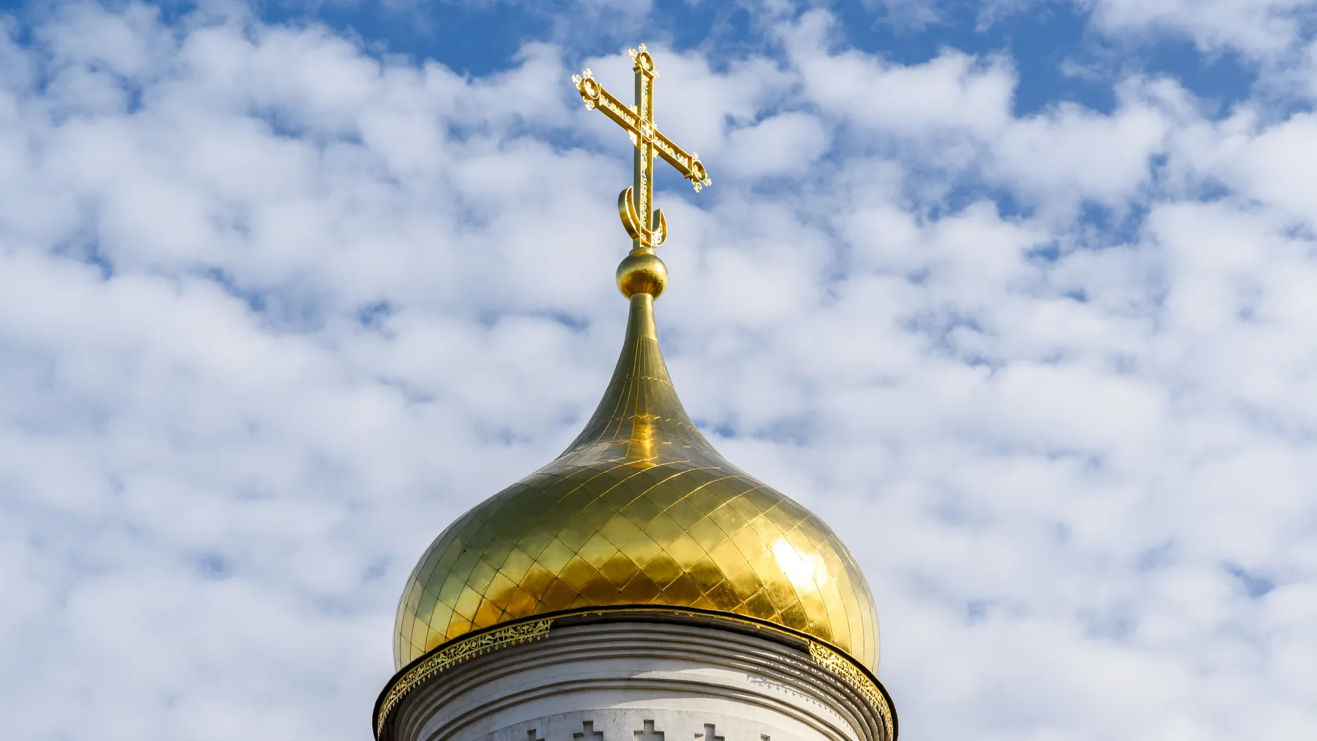 В РПЦ рассказали, как верующим относиться ко Дню всех влюбленных