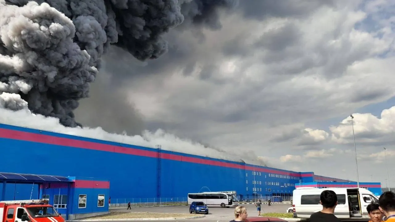 Коммунальщики Красногорска помогали тушить пожар на складе OZON