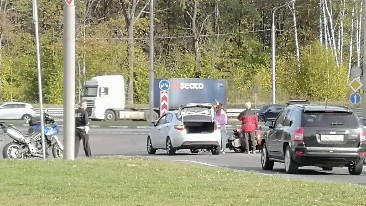 Автомобиль столкнулся с мотоциклом в Подольске