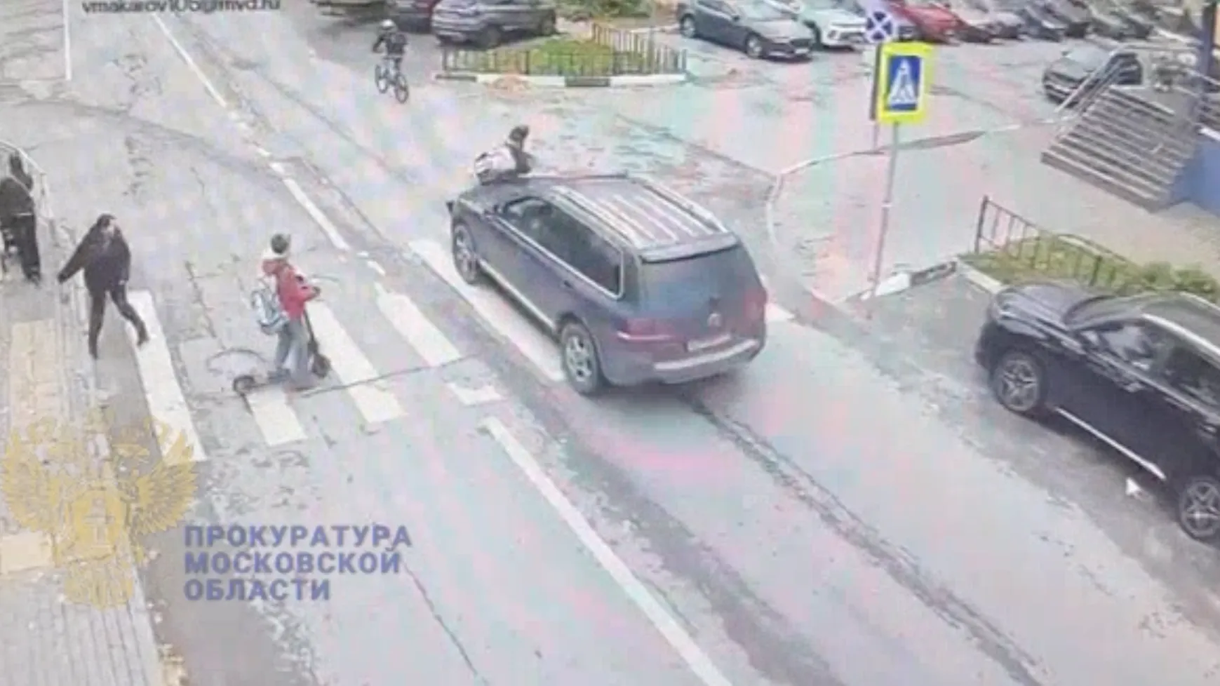 60-летний водитель иномарки сбил школьника на самокате в Мытищах — видео