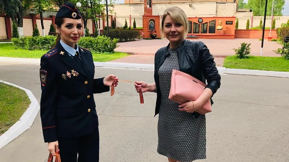 Сотрудники полиции вручили более 200 георгиевских ленточек водителям на дорогах Люберец