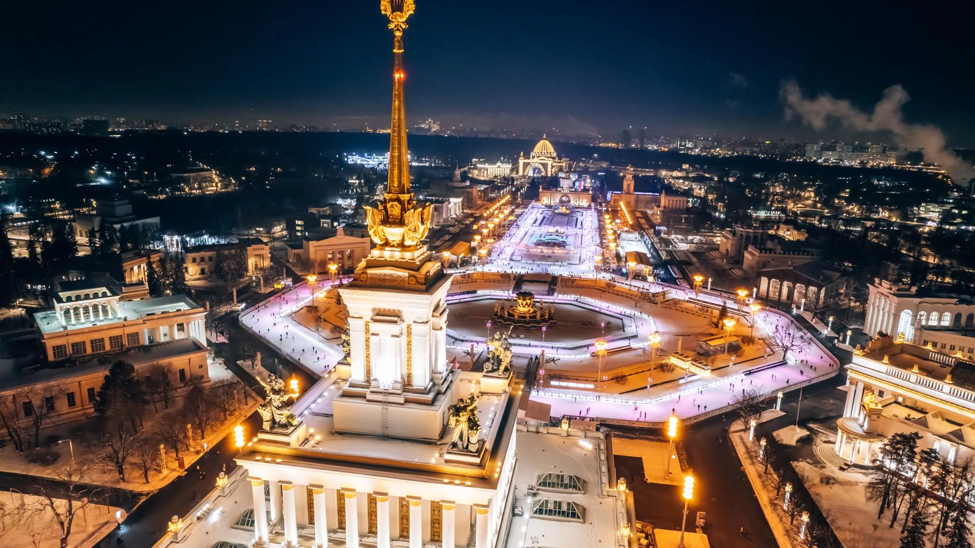 Самый большой каток Москвы открылся для посетителей на ВДНХ