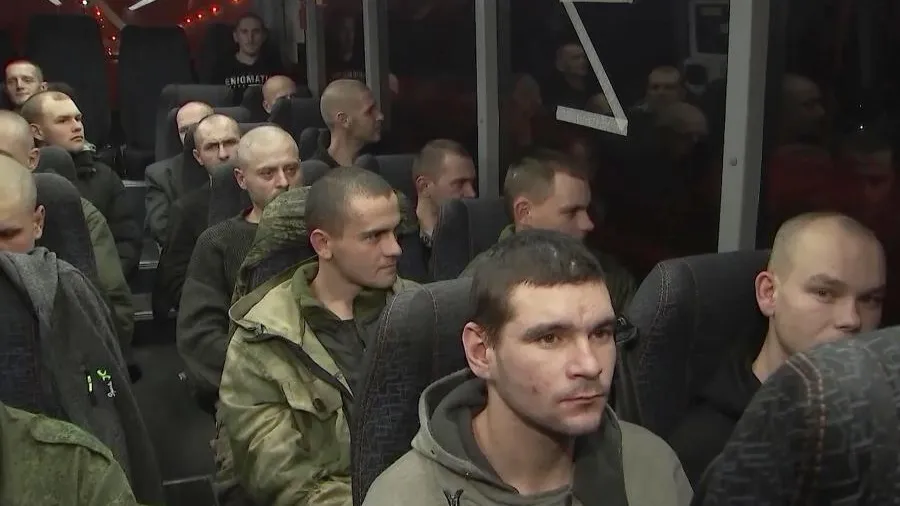 Опубликовано первое видео с вернувшимися из плена российскими военными