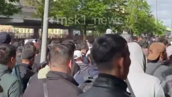 Тысячи мусульман отметили Курбан-Байрам в центре Москвы — видео