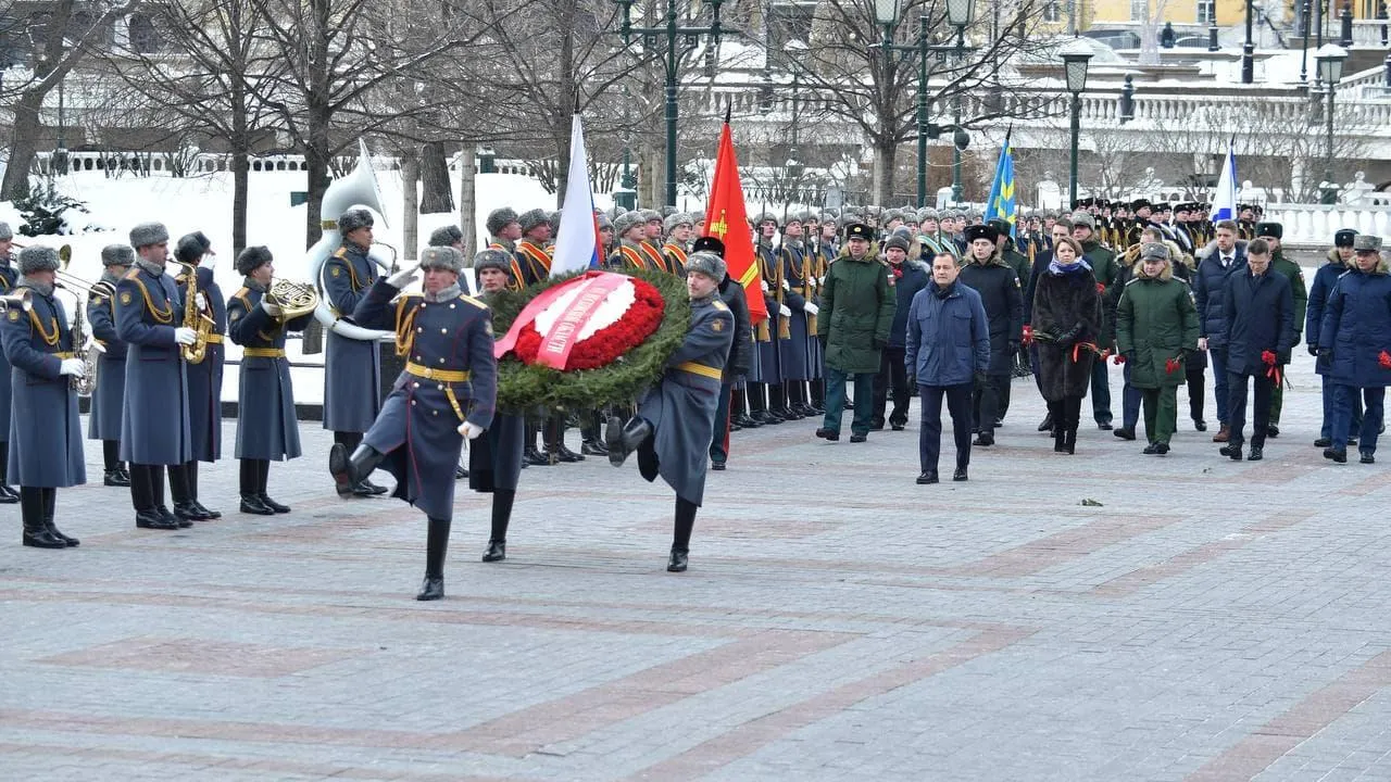 Делегация Подмосковья возложила цветы к Могиле Неизвестного Солдата у стен Кремля