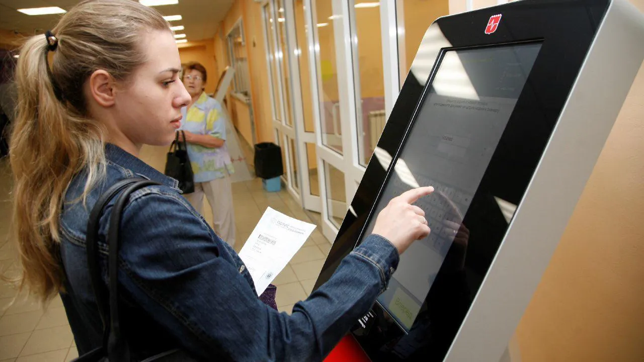 Жители Подольска могут продлить срок действия соцкарт в МФЦ