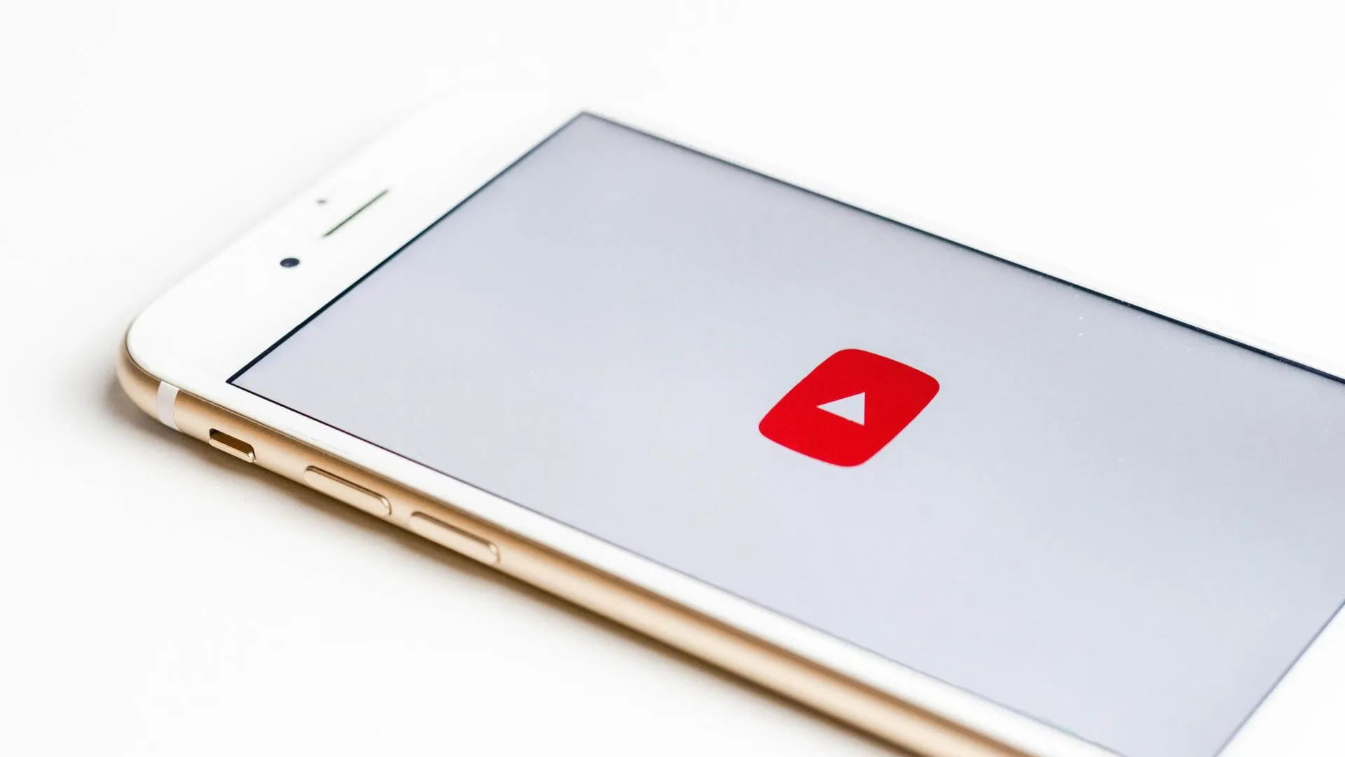 YouTube заблокировал видеоклип на песню «Дымок» в России