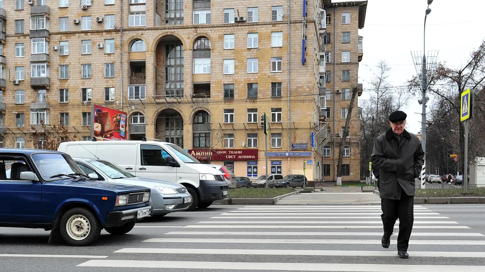 Водителей Подмосковья призвали быть внимательнее на пешеходных переходах