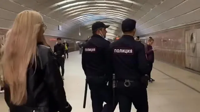 Слабоумие и отвага: российская блогерша шлепнула полицейских по попе в метро