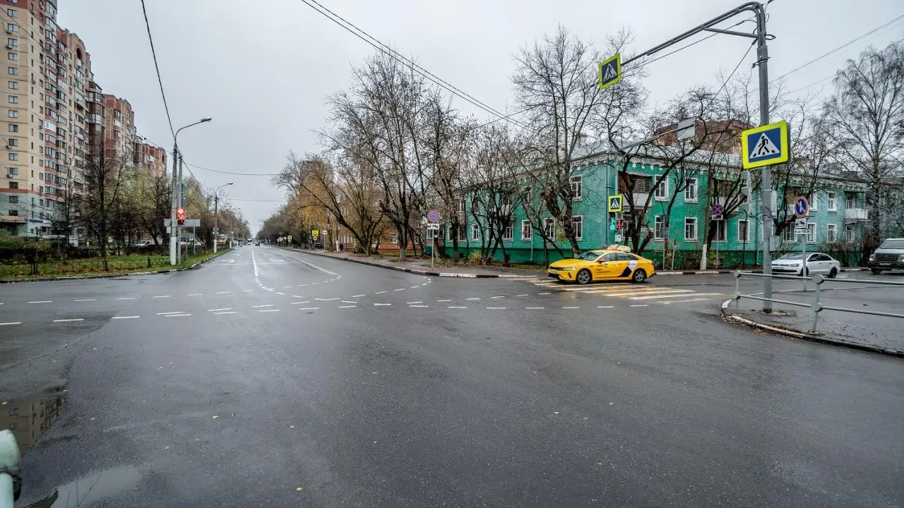 Выцветшие знаки и указатели отремонтировали и заменили на 13 дорогах Подмосковья