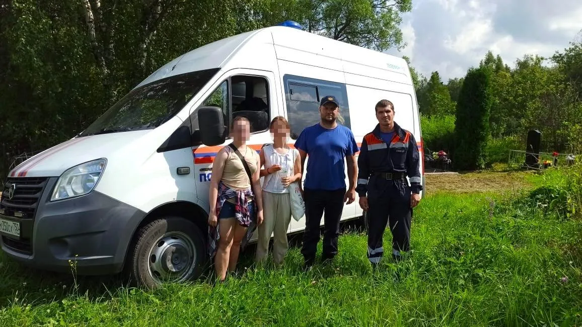 Спасатели вывели из подмосковного леса 2 заблудившихся девушек