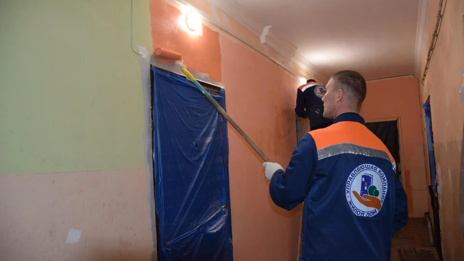 В Павловском Посаде помогли с ремонтом подъезда матери добровольца, погибшего на СВО