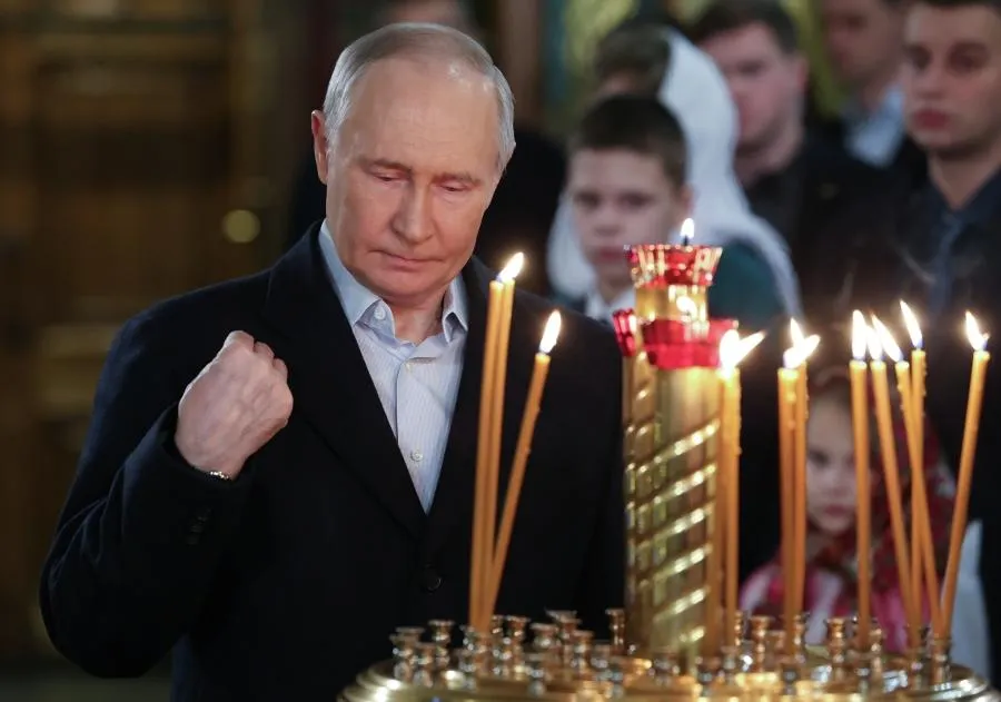 Президент РФ Владимир Путин во время Рождественского богослужения в храме великомученника Георгия Победоносца на Поклонной горе