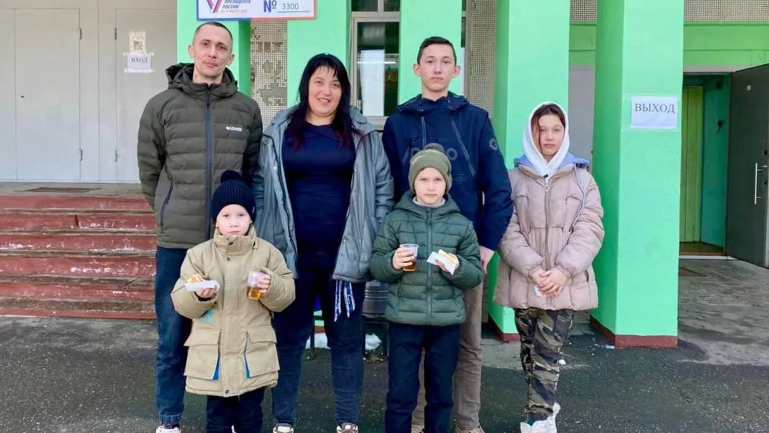 Многодетная семья бойца СВО проголосовала на выборах президента РФ в Чехове