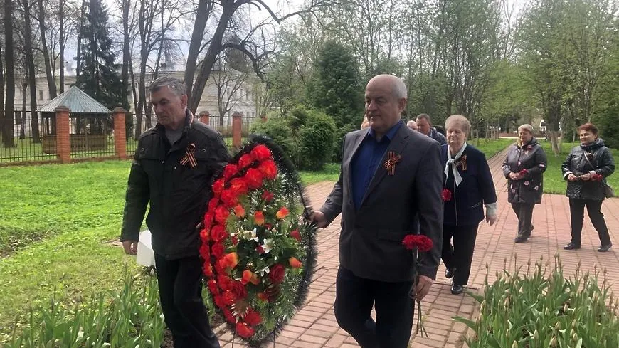 Цветы возложили к памятникам воинской славы в поселках и деревнях Подольска