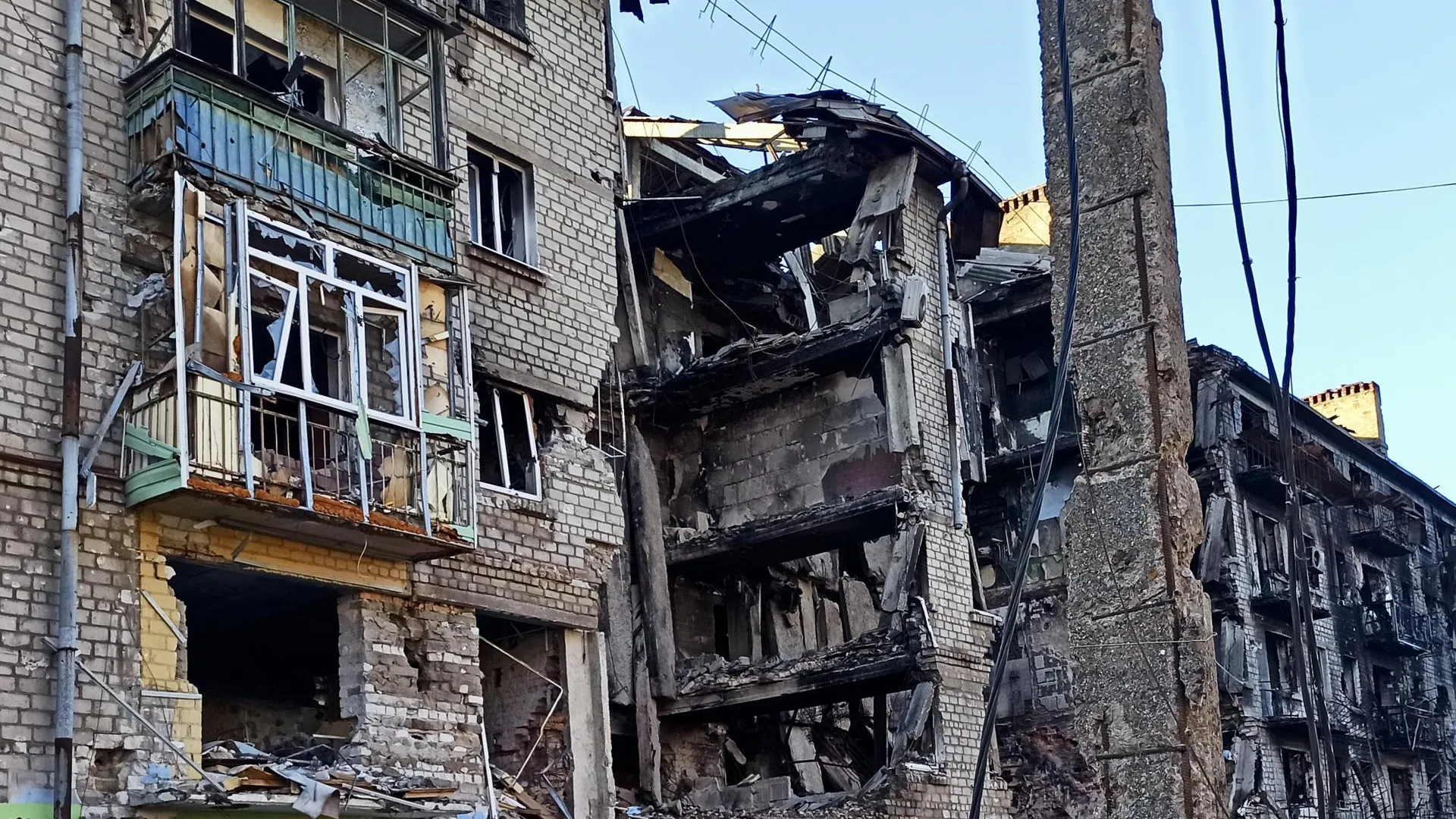 Подмосковные специалисты начали ремонт очередного пострадавшего дома в Мариуполе