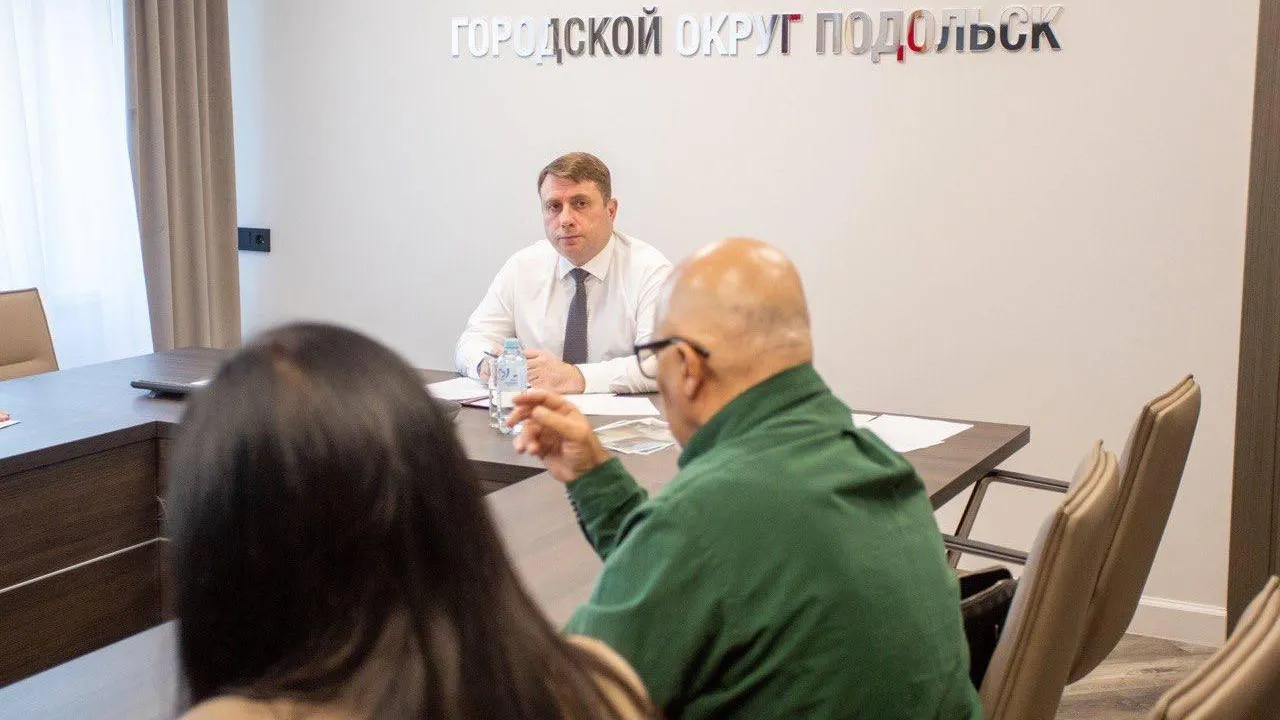 Комиссия обследует многоквартирный дом в Подольске для признания его аварийным