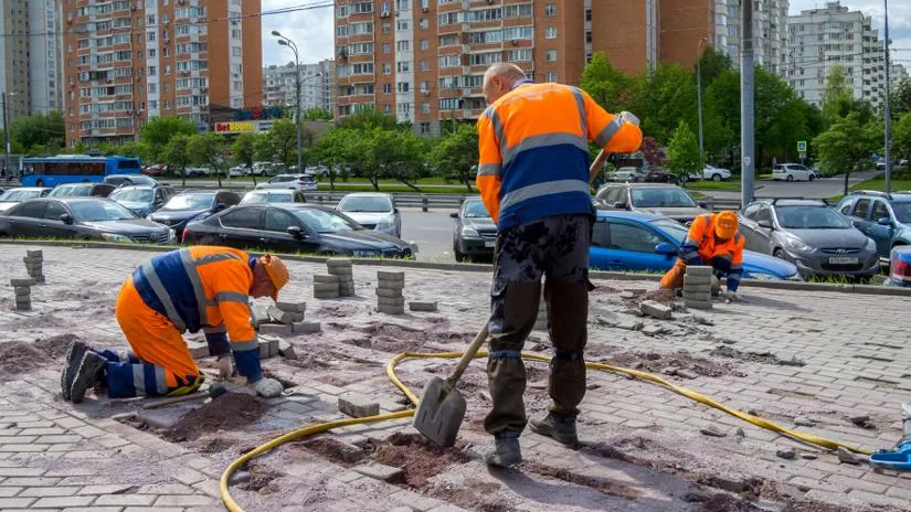 Почему в Москве каждый год перекладывают плитку на тротуарах: ошибки укладки, «морозное пучение» и риски для пешеходов