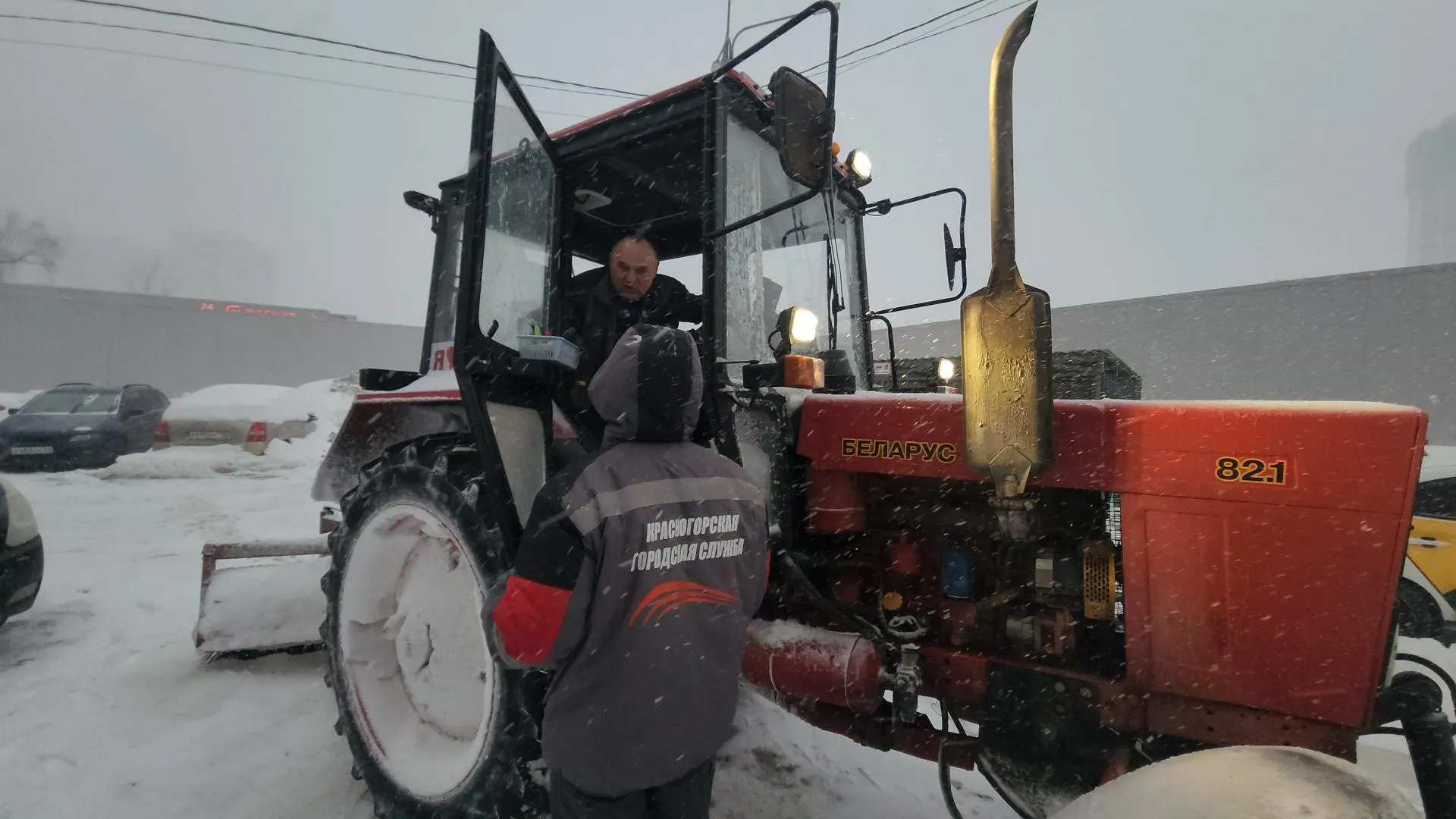 В Красногорске 18 рабочих чистят снег в микрорайоне Столичный
