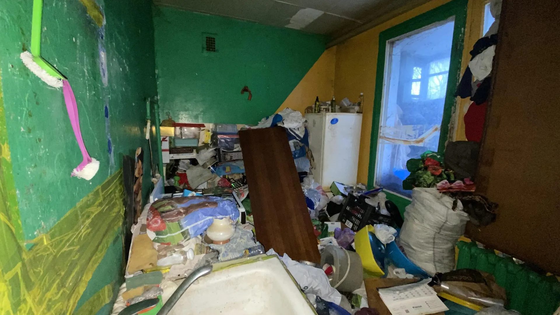 В Люберцах сантехники оказали помощь женщине с «синдромом Плюшкина»