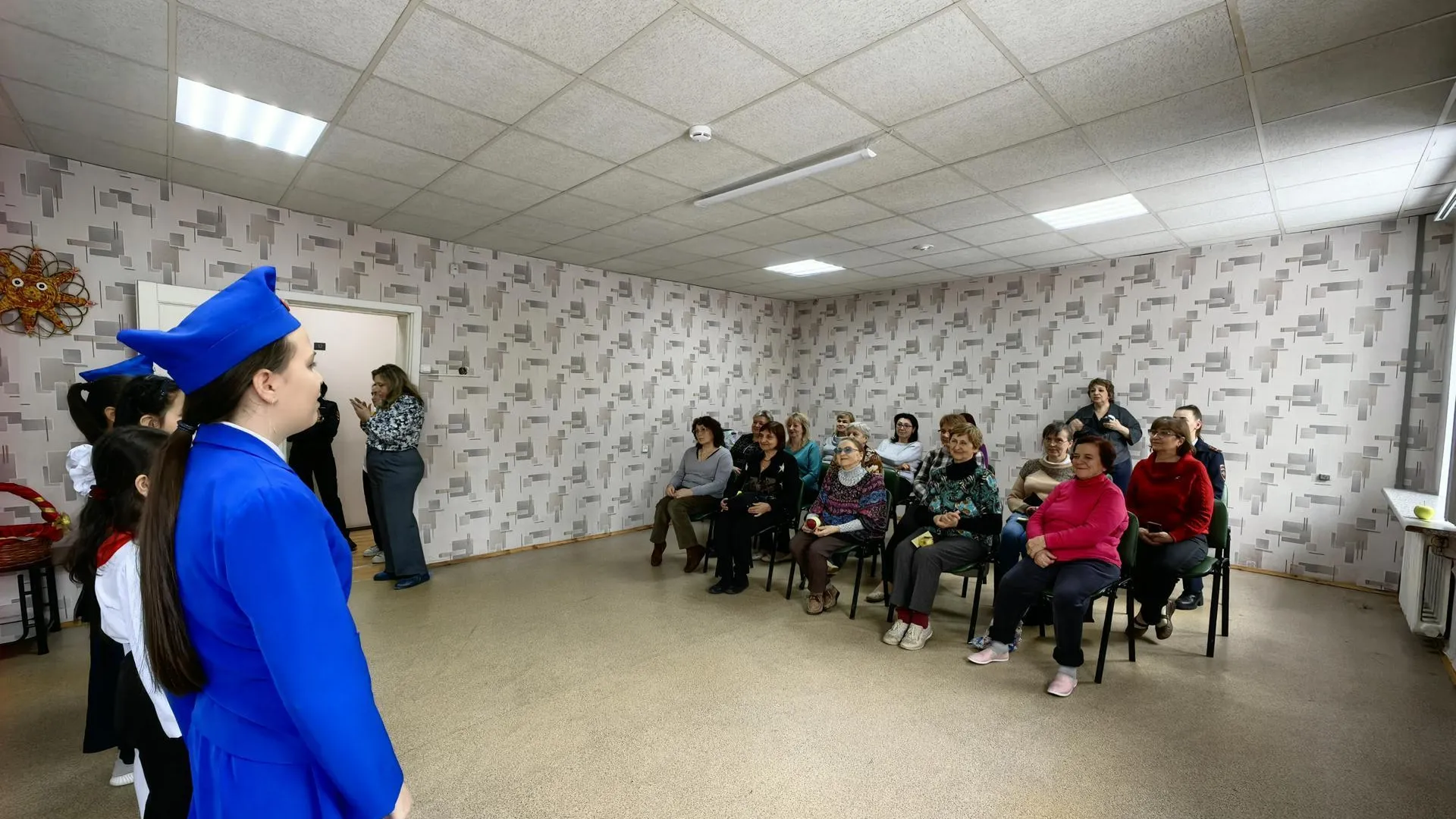 Госавтоинспекторы поздравили с 8 Марта участниц «Активное долголетие»