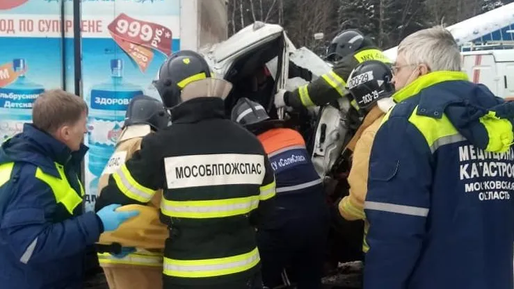 Спасатели вытащили пассажира из искореженной после ДТП машины в Солнечногорске