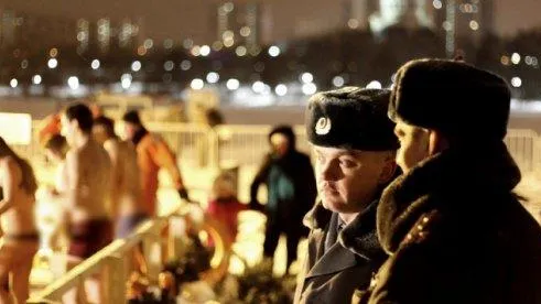 Около 14 тыс полицейских и спасателей обеспечат безопасность крещенских купаний в Москве