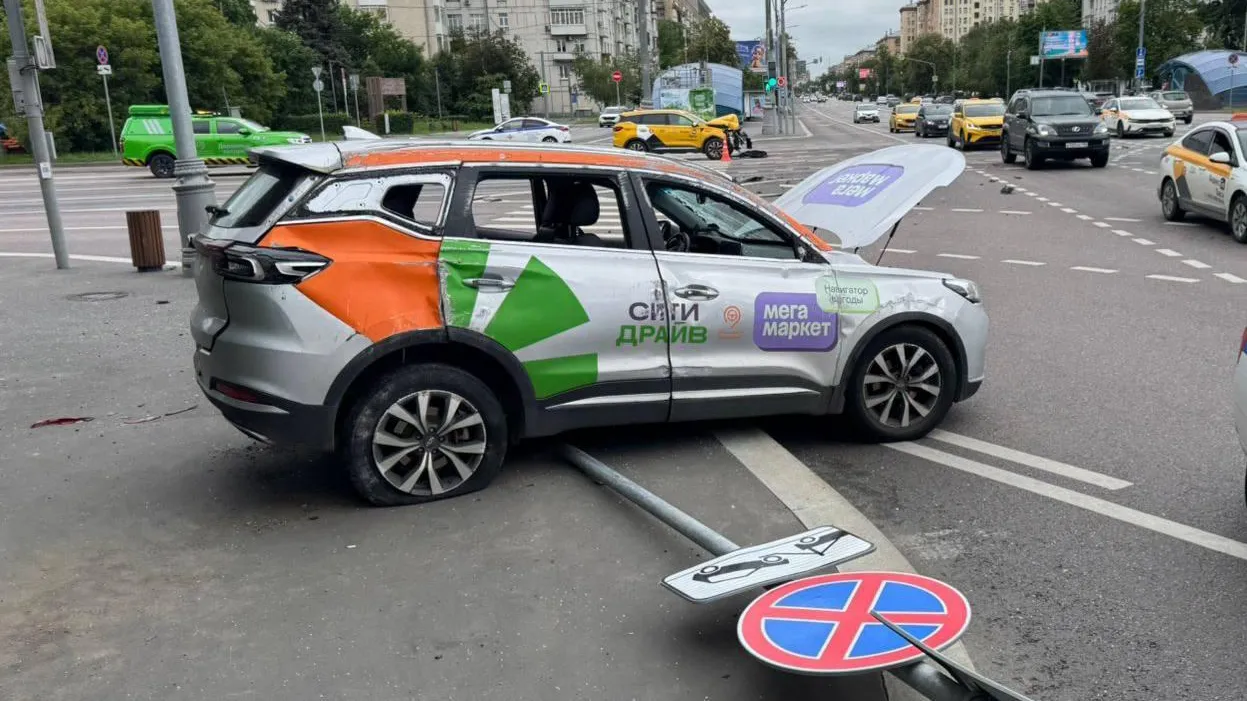 Такси и каршеринг столкнулись в центре Москвы, пострадали 6 человек