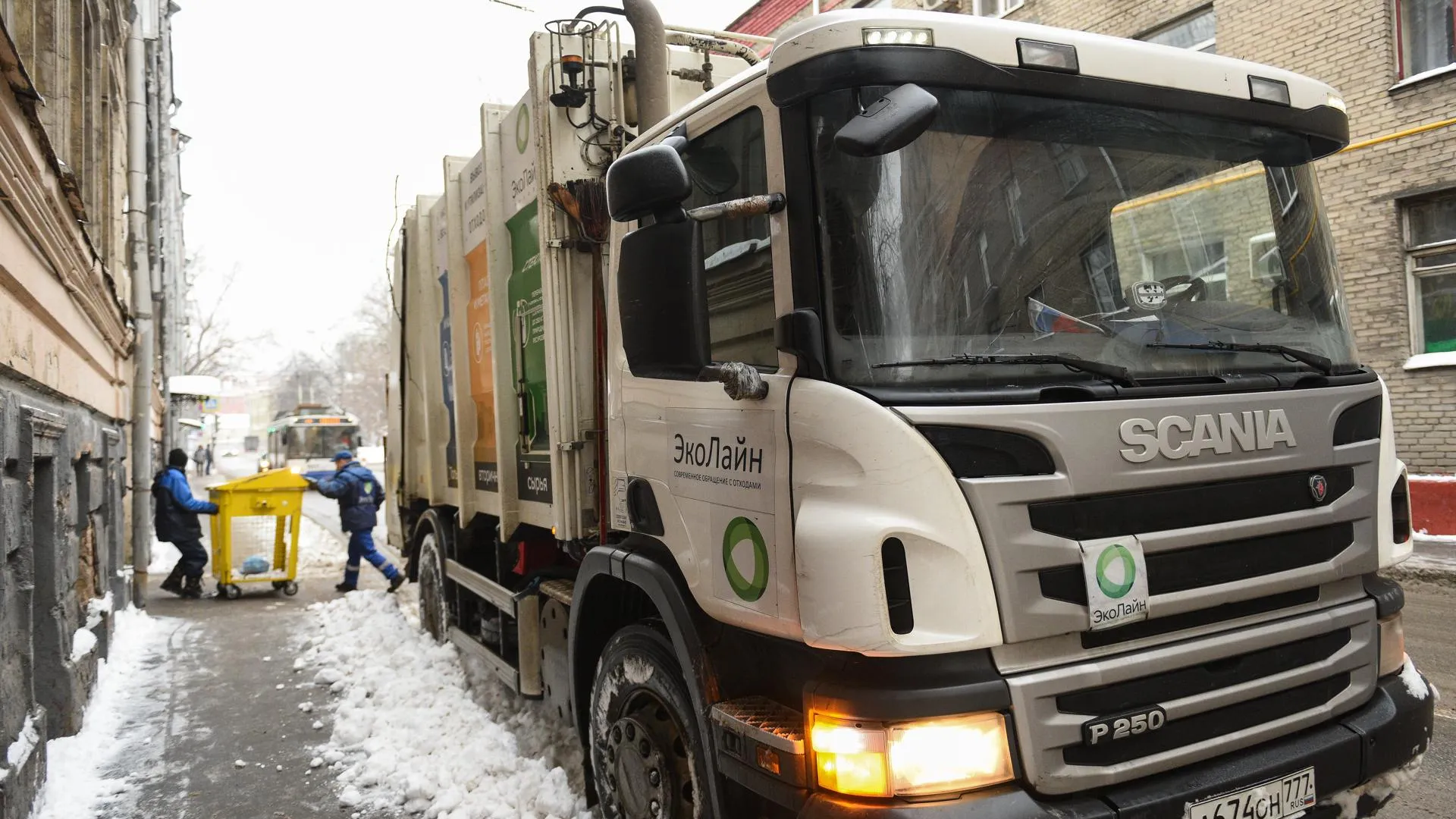 Более 500 кубометров мусора вывезли из Королева во время субботника