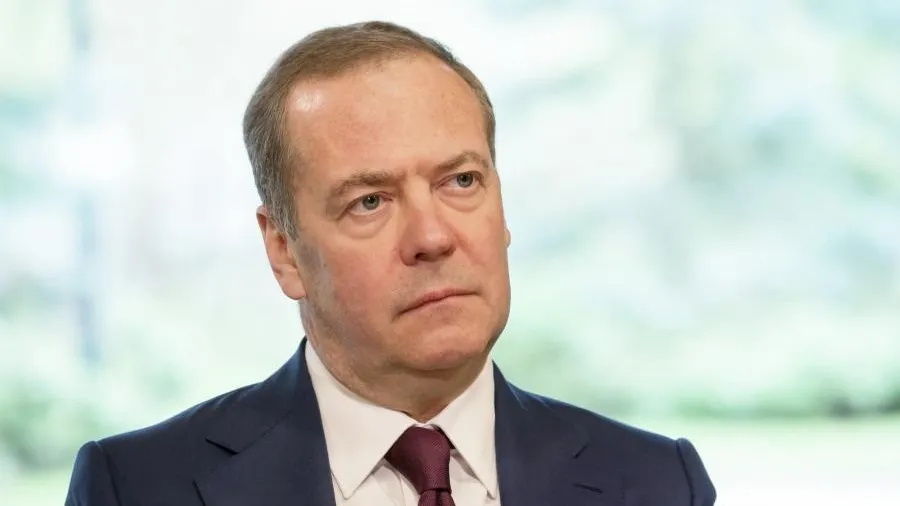 Медведев об операции США против Ирана: миротворец показал лицо