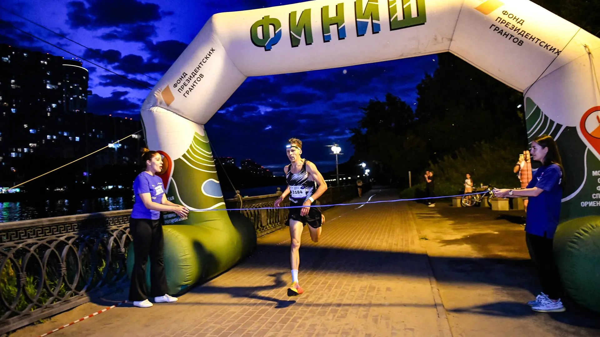 В Химках впервые провели ночной забег ко Дню физкультурника