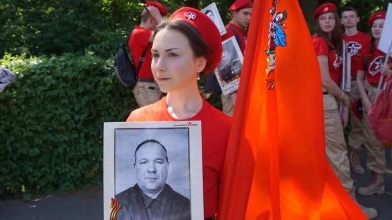 Ученица из Котельников пронесла портрет прадеда на акции «Бессмертный полк» в Берлине